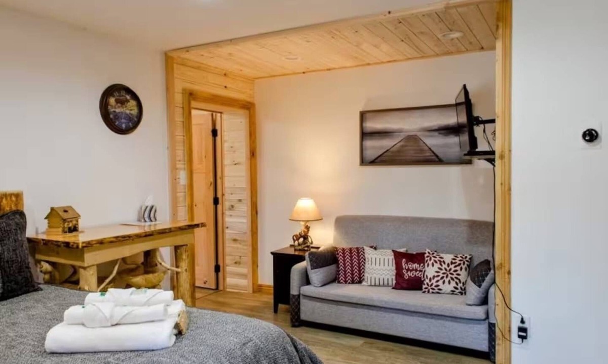 Palmer Bed & Breakfast | Caribou Suite @ Alaska Knotty Pine B&B -Luxury Soaker Tub, Shower, Pullout Couch
