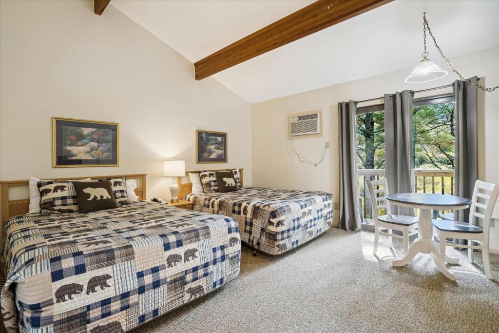 West Bridgewater Hotel | Cedarbrook Deluxe Two Bedroom Suite with outdoor heated pool 20304