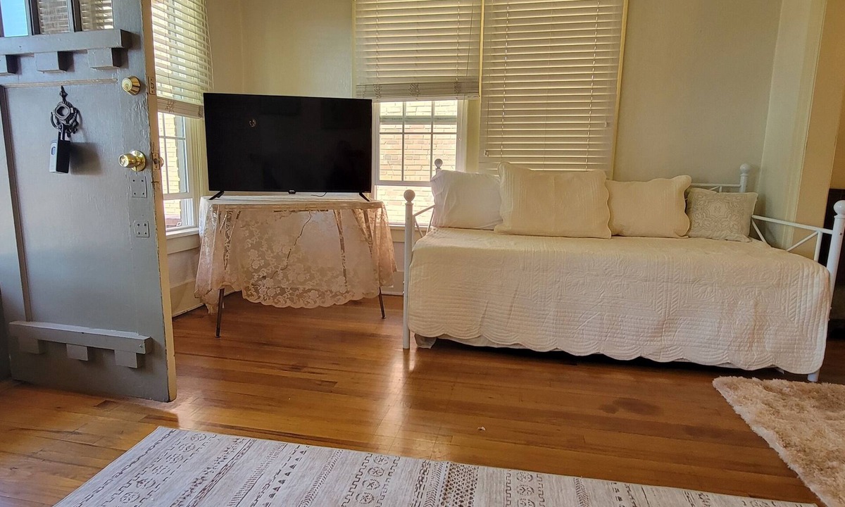 Canon City House | Centrally-located quaint bungalow