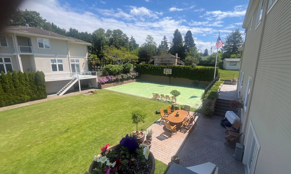 Renton House | Charming 1 bedroom studio style apartment with upscale finishes. Airport 15 min.