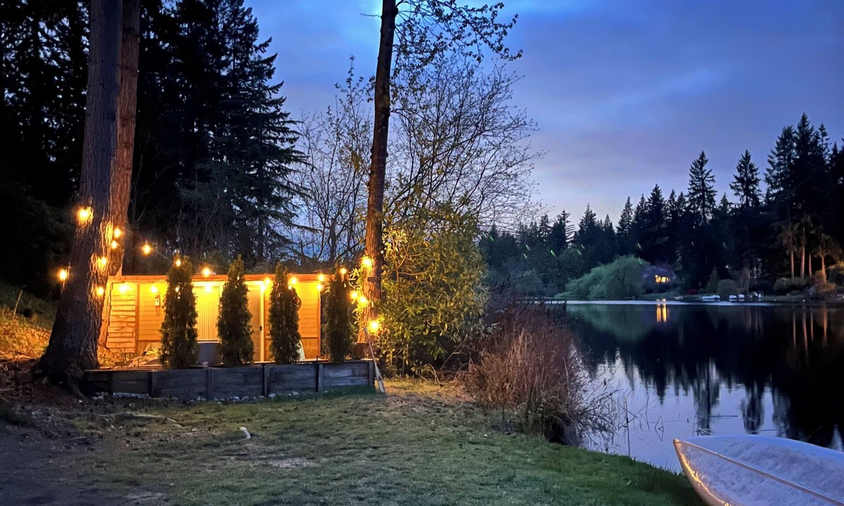 Auburn Cabin | Charming 2-bedroom cabin on the Lake with shower kayaking, fishing, breakfast