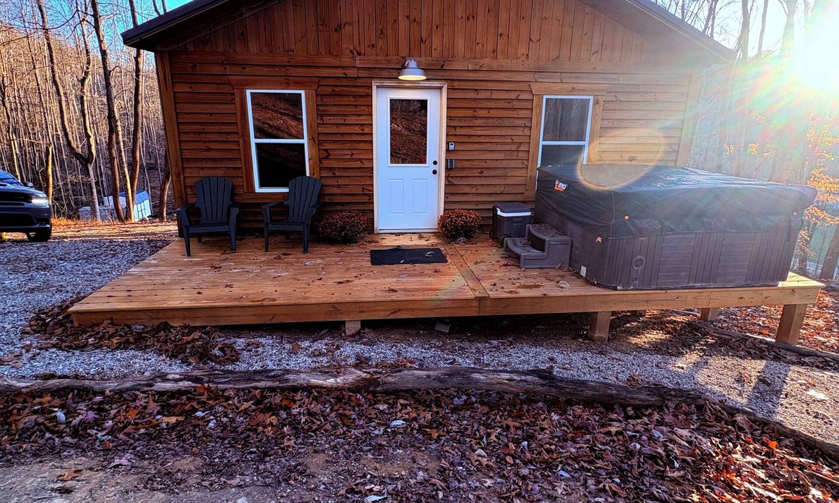 Laurelville Cabin | Charming 2-bedroom cabin in enchanting Hocking Hills with WiFi, AC