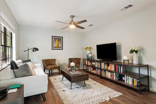 South Manchaca House | Charming 2BR Home in South Austin