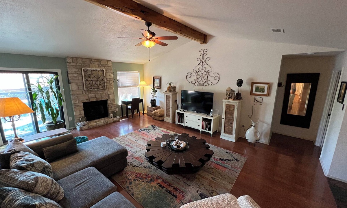 West Oak Hill House | Charming 3-bedroom house 20 min. To downtown Austin, 20 min. To Dripping Springs