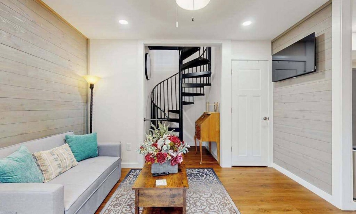 Leicester House | Charming Dog-friendly Home with Mountain Views, Full Kitchen & Hot tub