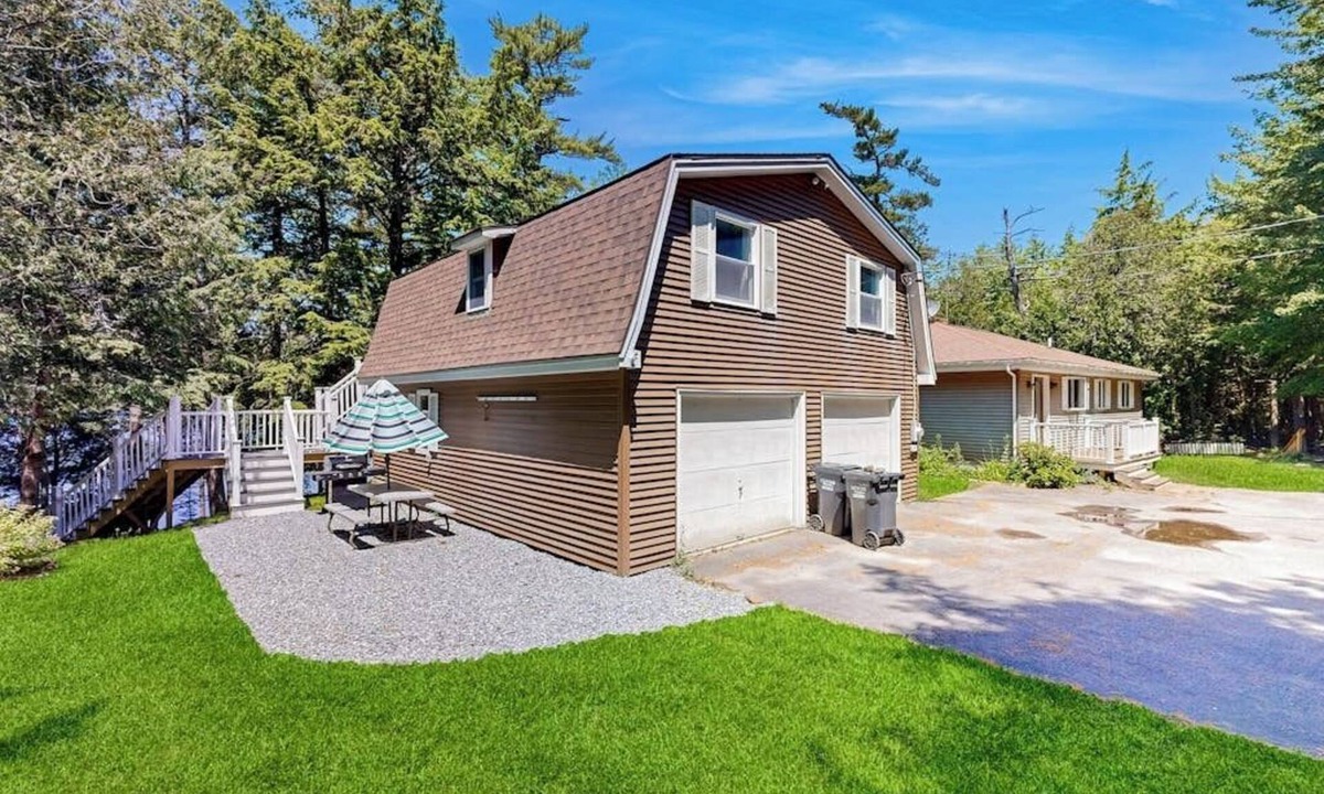 Orland Apartment | Charming Lakefront Apartment with Deck, Patio and BBQ Grill