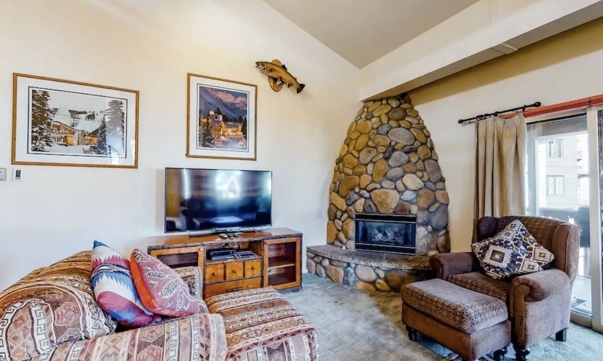 Vail Condo | Charming Mountain Cabin HUGE condo steps to Gondola! Pool, Hot tub and Views!