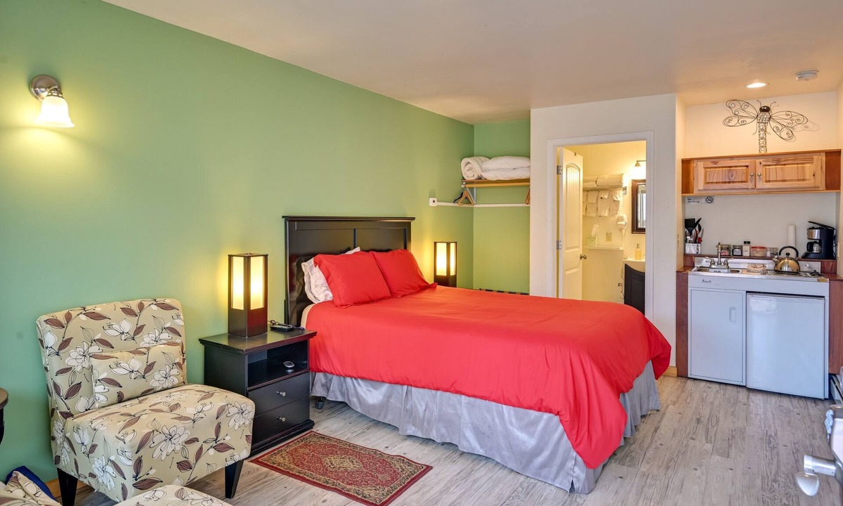 Crestone Apartment | Charming Park Side Hotel Room 1