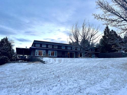 Whitehall House | Charming, Spacious, Contemporary Mountain Retreat