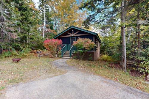 Northport House | Charming studio cabin near hiking trails with firepit, & AC