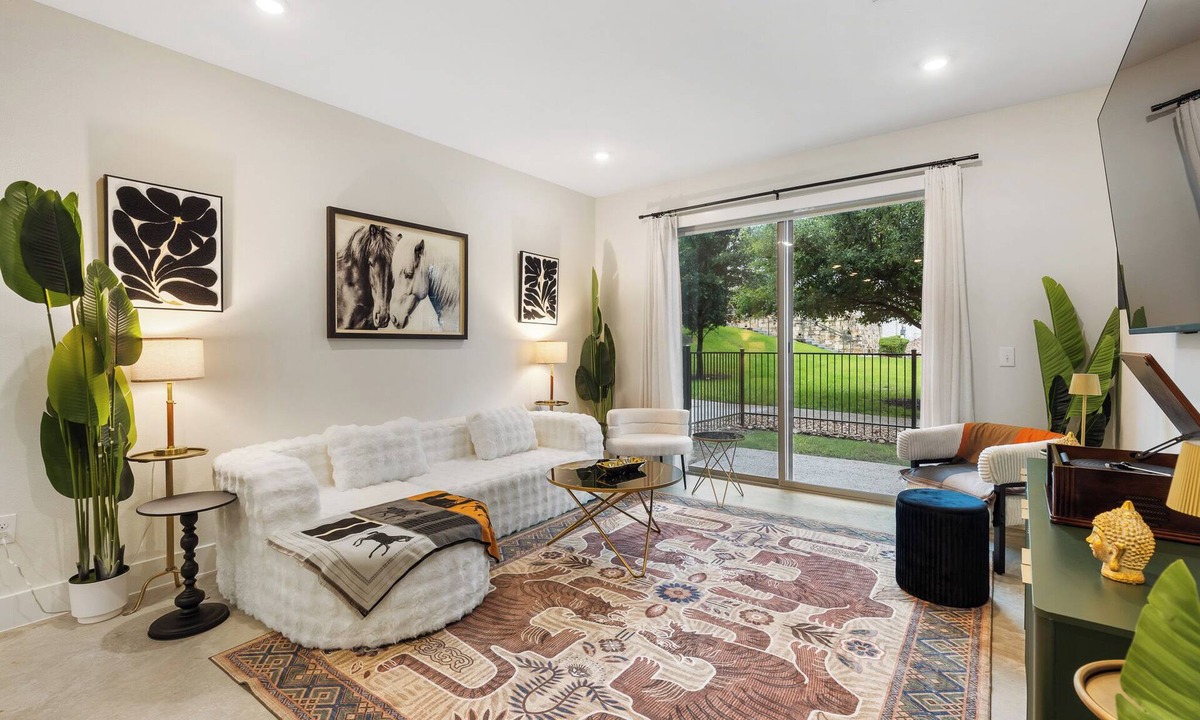 Austin Apartment | Chic 1BR Getaway with Pool + Private Patio