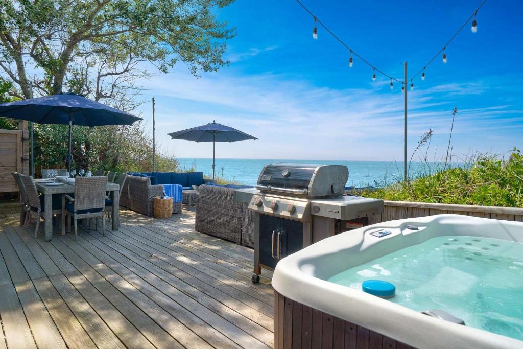 Wading River House | Chic Waterfront Beach House with Hot Tub