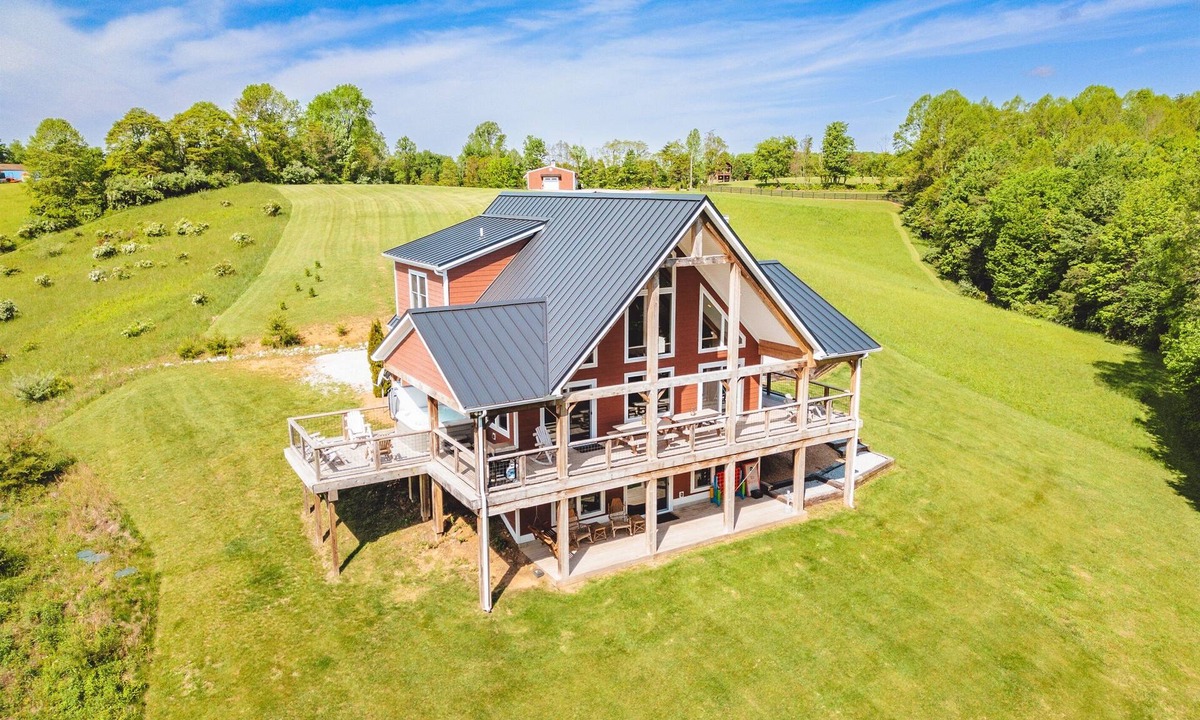 Rockbridge Cabin | Chieftain Meadows 20+ private acres, Hot Tub, Trails, FirePit, Wifi, Game Room