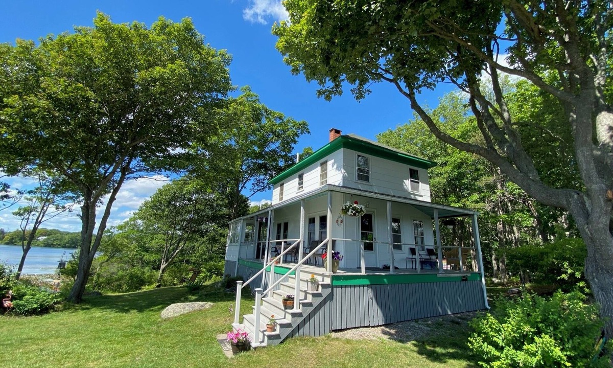 Fortunes Rocks Cottage | Classic 4 BR cottage steps from the beach: off-season rental inquiries welcome!
