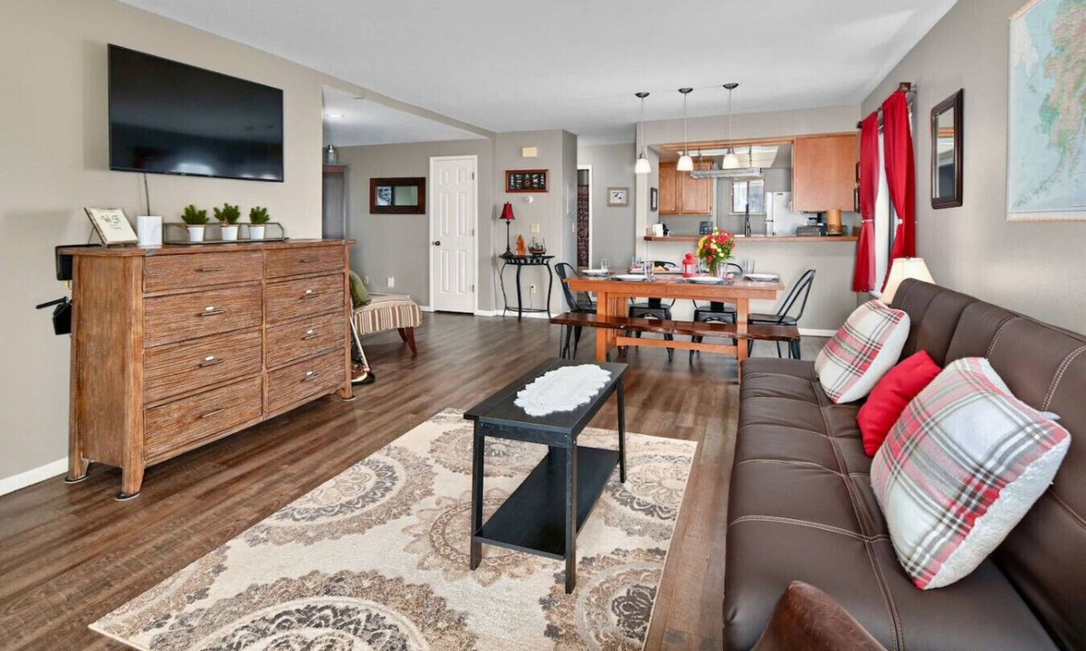Kenai House | Classic AK Townhome 2BR/2BA