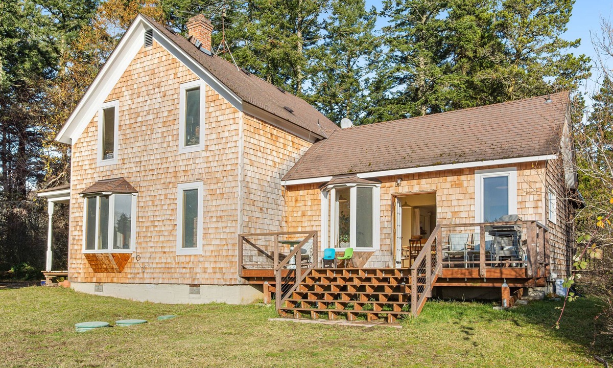 Lopez Island House | Classic farmhouse with front porch & amazing sunset views - walk to town