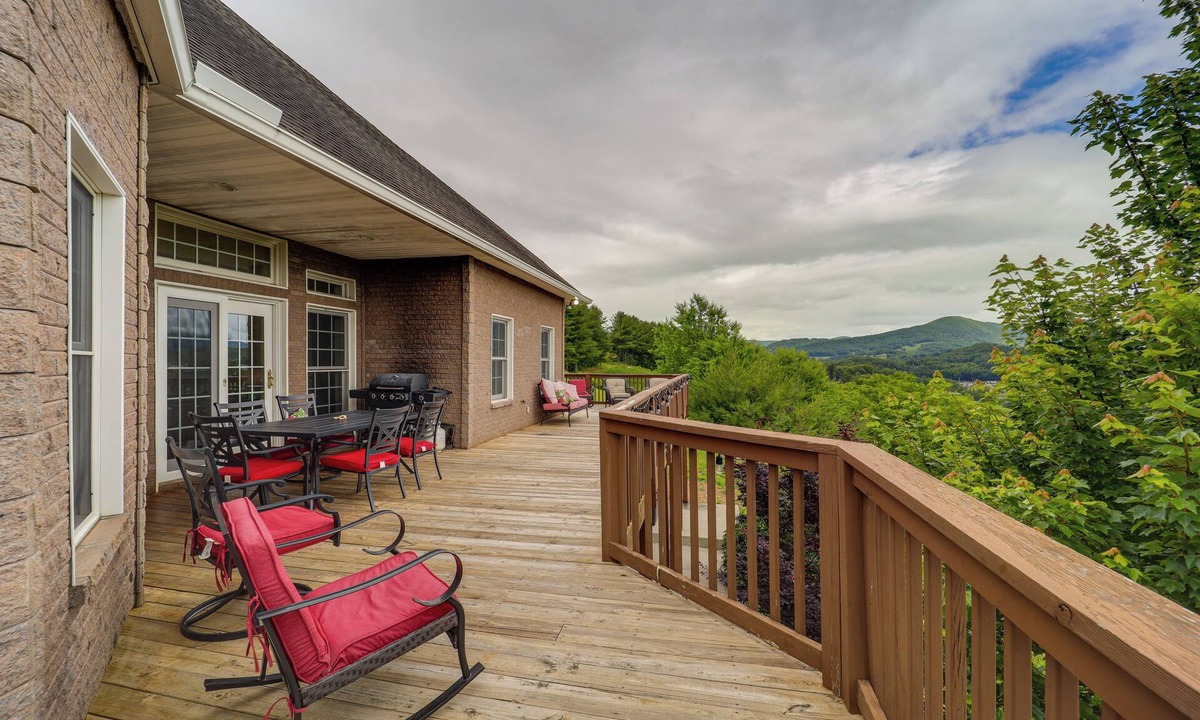 West Jefferson House | Classy Home w/Hot Tub + Mt. Jefferson Views!