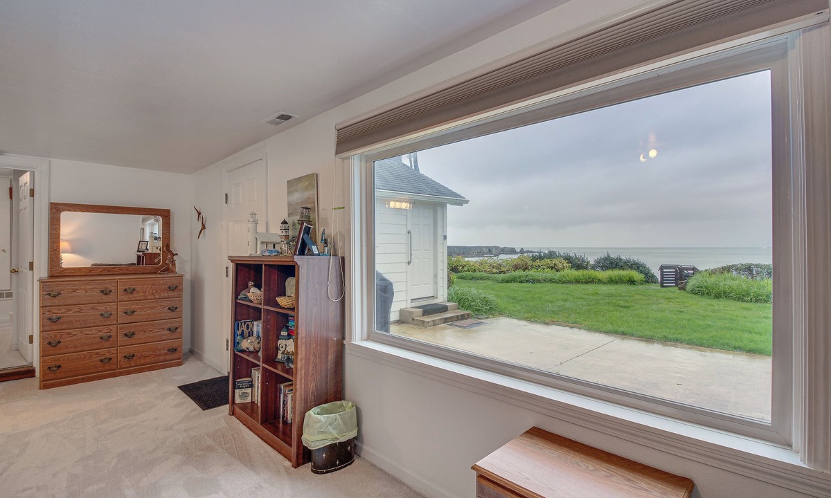 Coos Bay Cottage | Cliffside Lighthouse Beach Home w/Ocean View