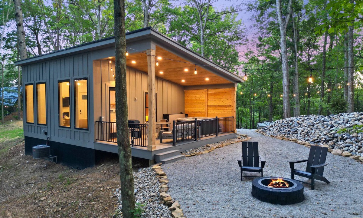 Rockbridge Cabin | Cliffside View | Modern Couples Retreat, Hot Tub