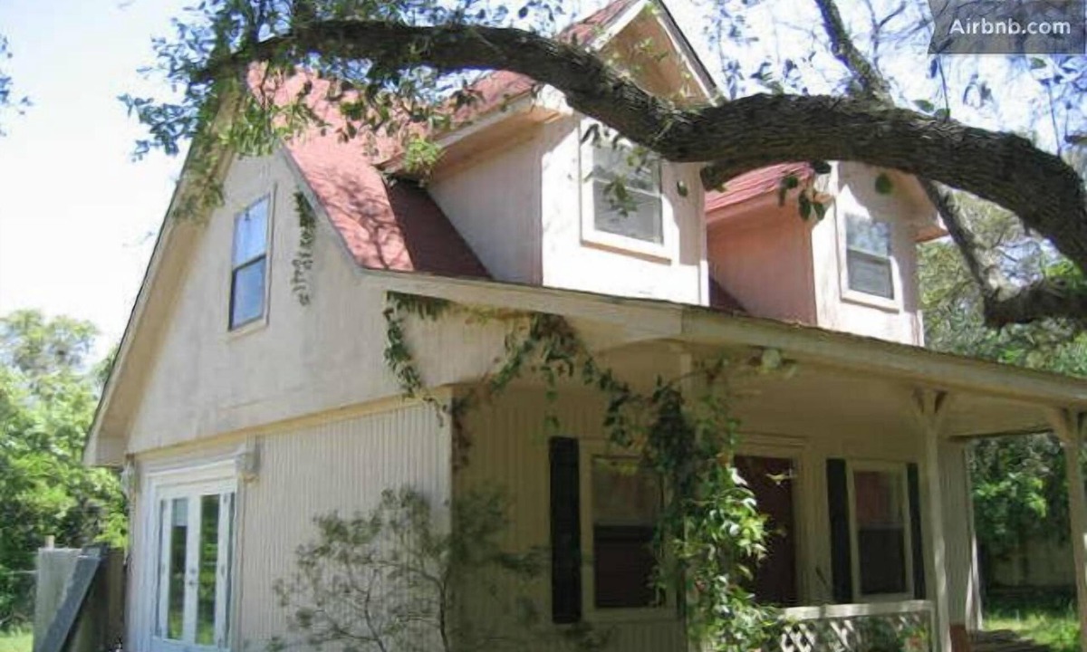 Manchaca Cottage | Close to F1, Austin360 Amphitheater, ACL, SXSW - pet friendly retreat