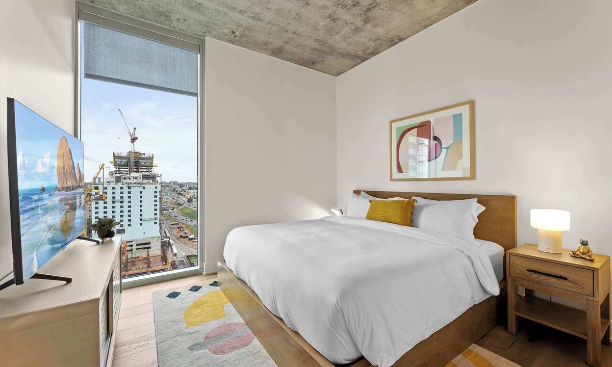 Rainey Street Historic District Condo | Close to Rainey St | Heated Pool | Gym | Fireworks