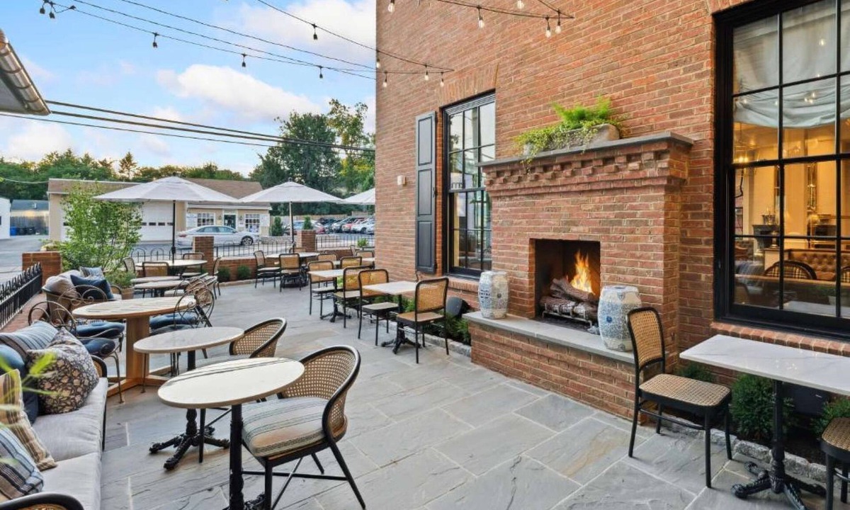 Leesburg's Old and Historic District Hotel | Close to Wineries + Pet Friendly & On Site Dining