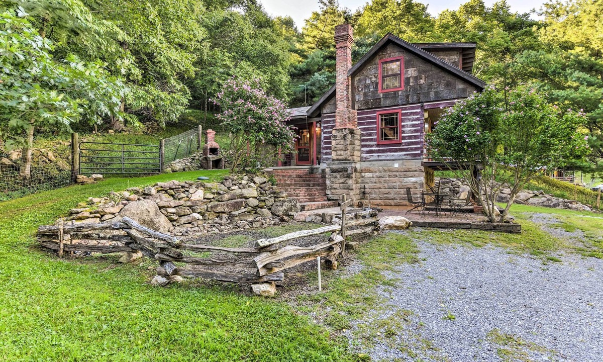 Clyde Apartment | Clyde ‘Papa Bear’ Cabin, Near Smoky Mountains!