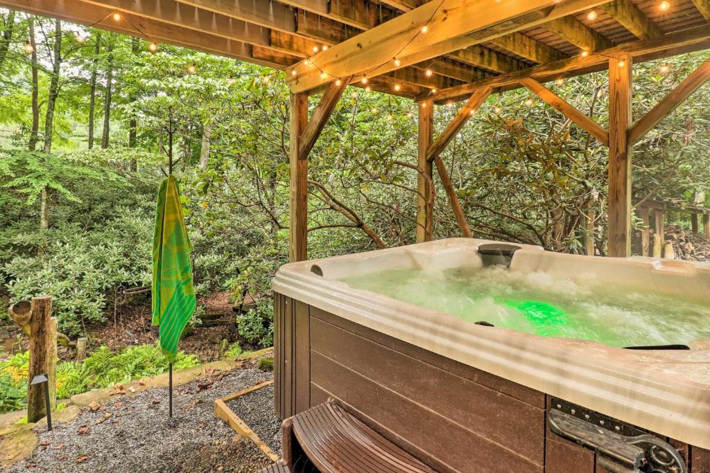 Canton House | 'Cold Mountain Reflections' Cabin w/Game Room!