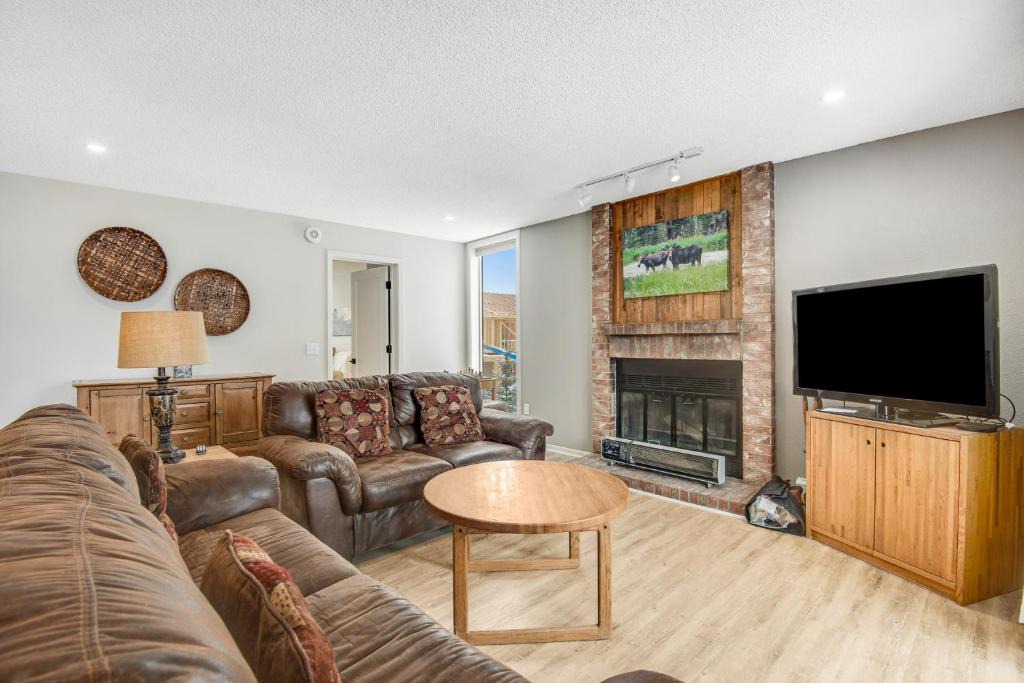 Fraser Apartment | Colony Condo #4