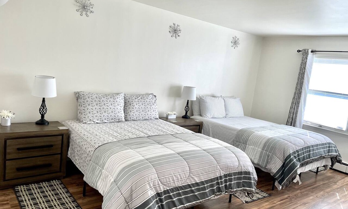 Hackensack Condo | Comfy, Clean & Spacious w/3 TVs, parking, laundry, close to NYC and MetLife