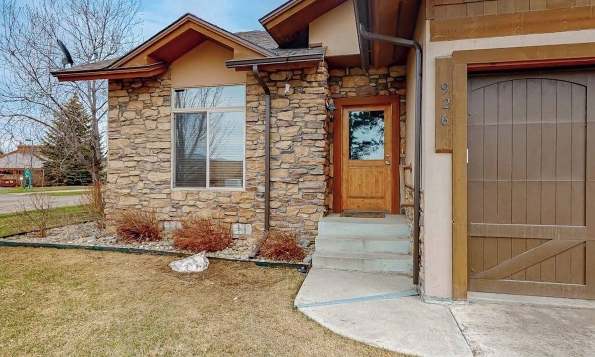 Pagosa Springs House | Convenient condo with fireplace & WiFi - walk to rec center pool, tennis & town