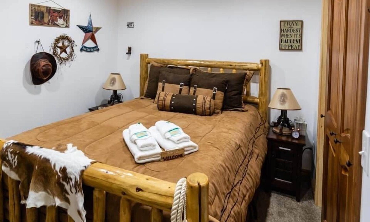 Palmer Bed & Breakfast | Cowboy's Corral @ Alaska Knotty Pine B&B ~ Hot Tub & Sauna