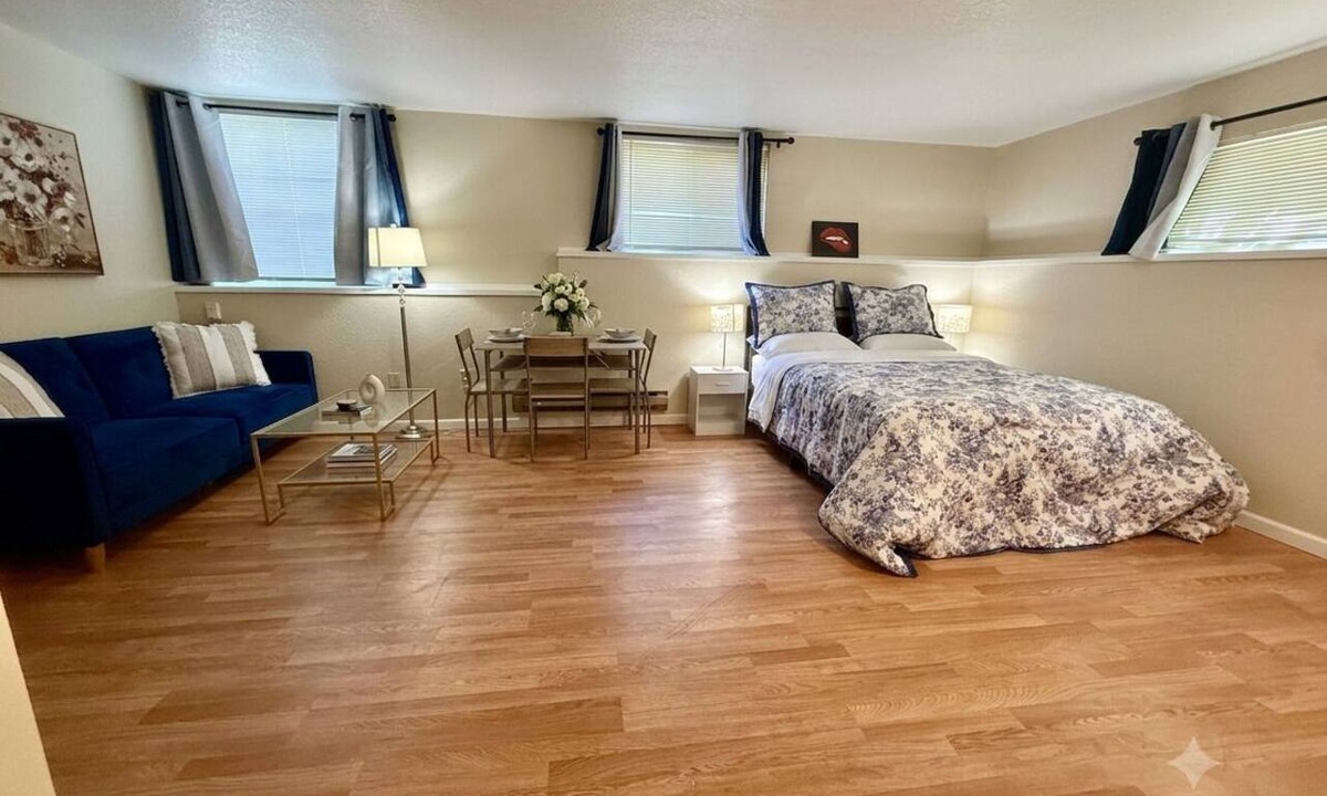 University District Apartment | Cozy 1-bedroom with private bathroom and shared kitchen in Seattle with AC
