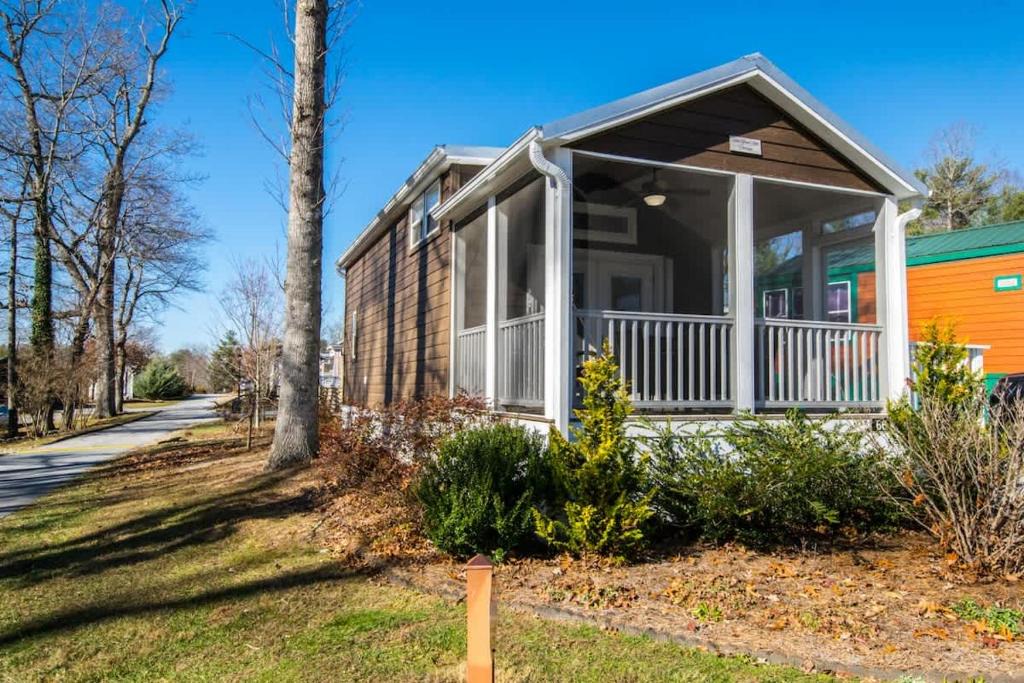 Upward House | Cozy 1BR Tiny Home with Pool Access and Free Tix