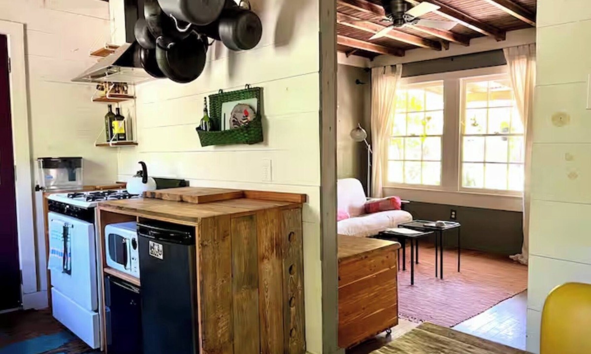 North Loop Cottage | Cozy Austin cottage. Walk to shops & Coffee