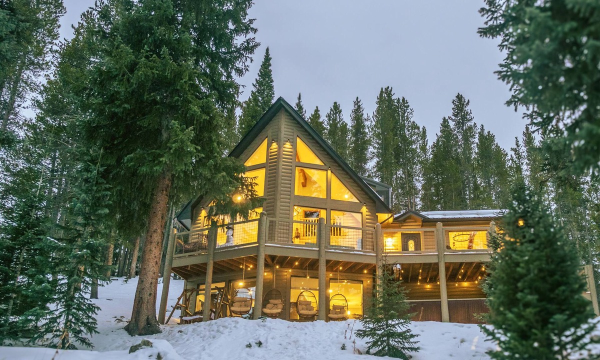 Crown Ski Chalet | Cozy Breck Chalet - Private Sauna, Hot Tub, Fire Pit + 1.5mi to Breckenridge!
