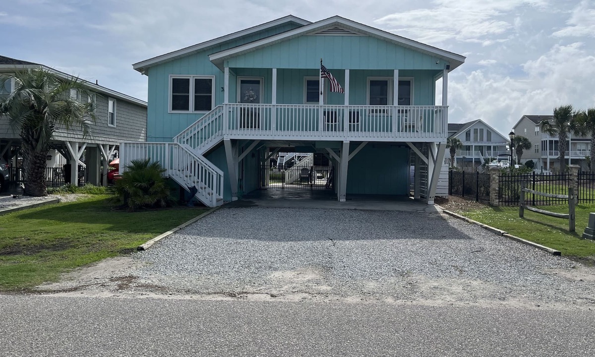 Ocean Isle Beach Cottage | Cozy, Cheerful 4BR Cottage on a Canal