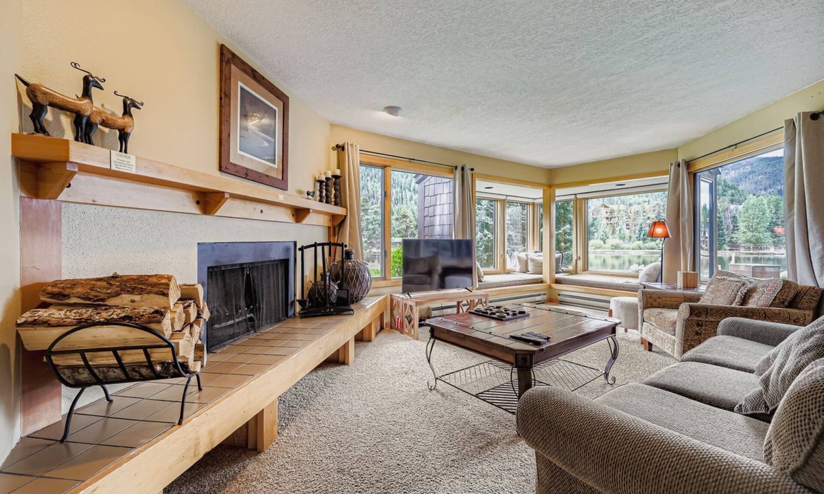 Lakeside Village Condo | Cozy Condo on Keystone Lake