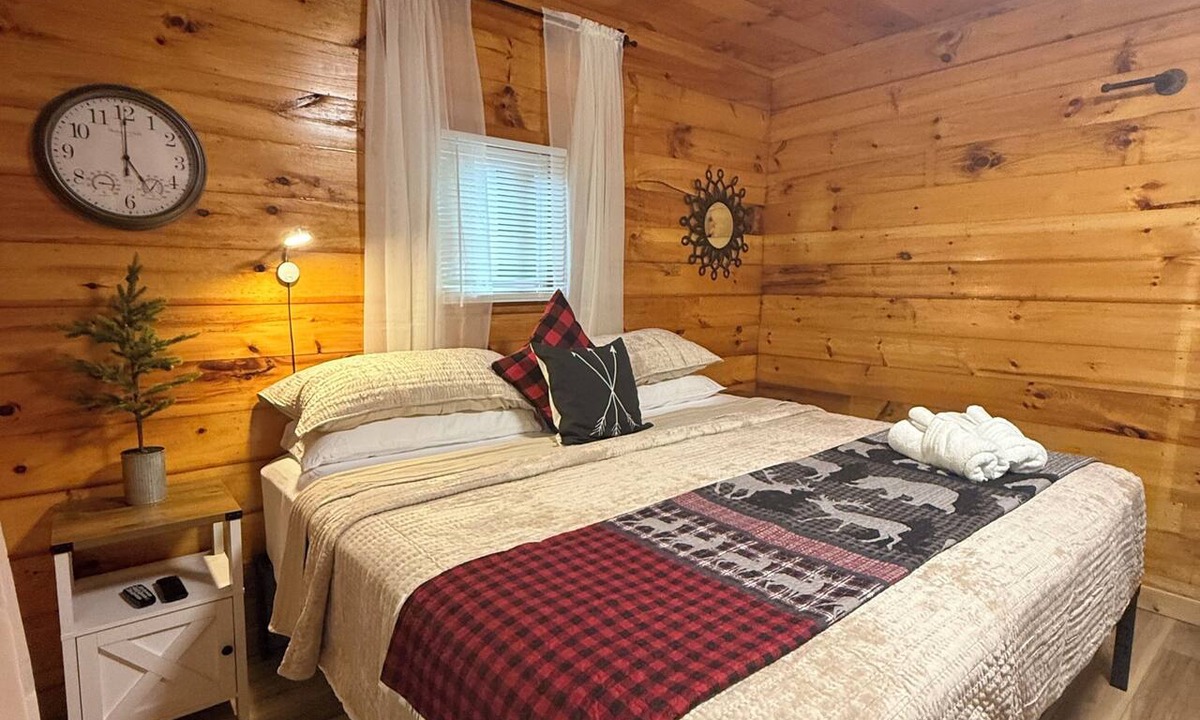 Stanton Cabin | Cozy & Efficient cabin w/river access. Pet Friendly!