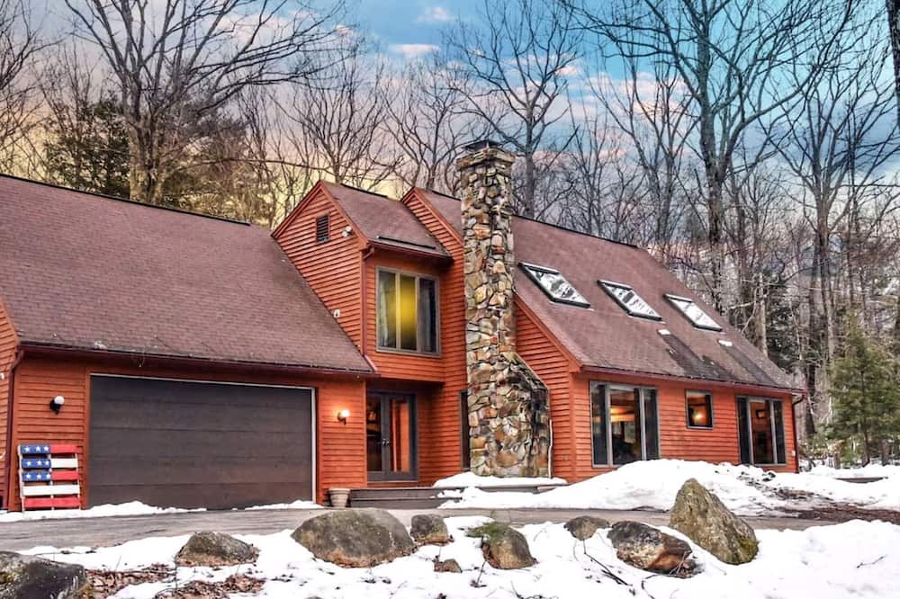 Birch Hill House | Cozy Impressive Group Cabin with Game Room, Jacuzzi and Fire Pit in New Hampshire