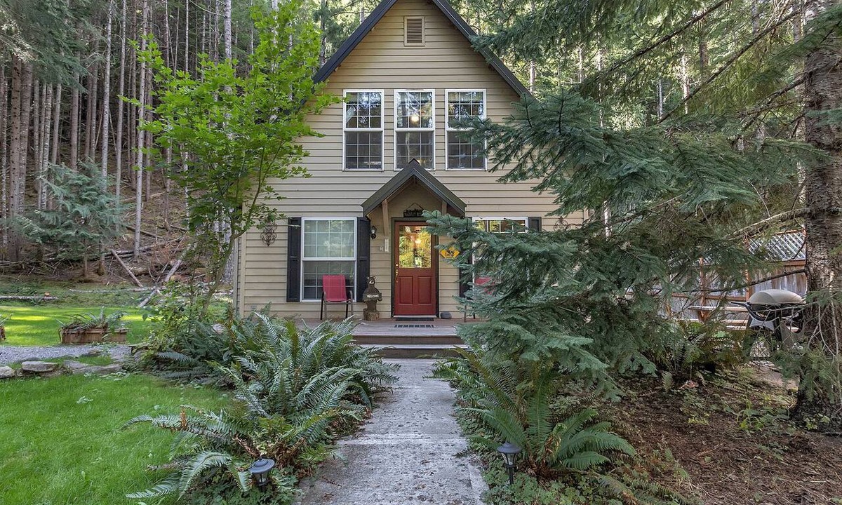 Enumclaw Cabin | Cozy Mountain Cabin with Jacuzzi and Beautiful Outdoor Space in Enumclaw, Washington