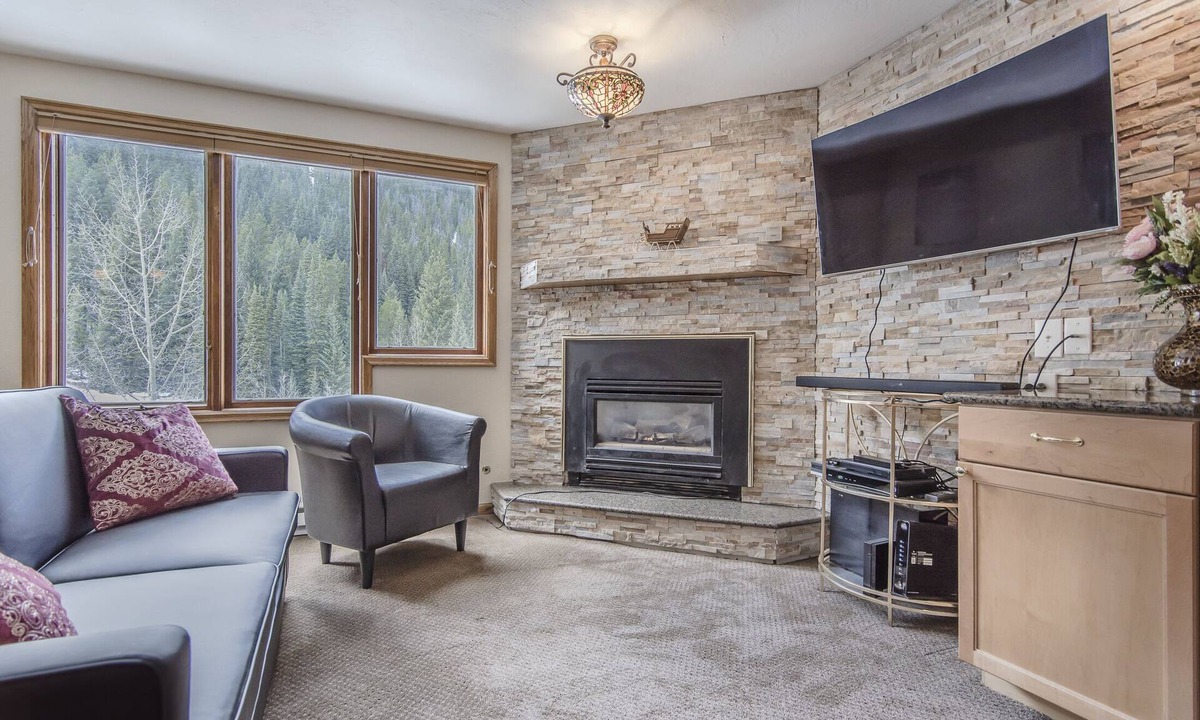 Winter Park Condo | Cozy Mountain Escape for families. With ski in/ski out, pool & hot tub access