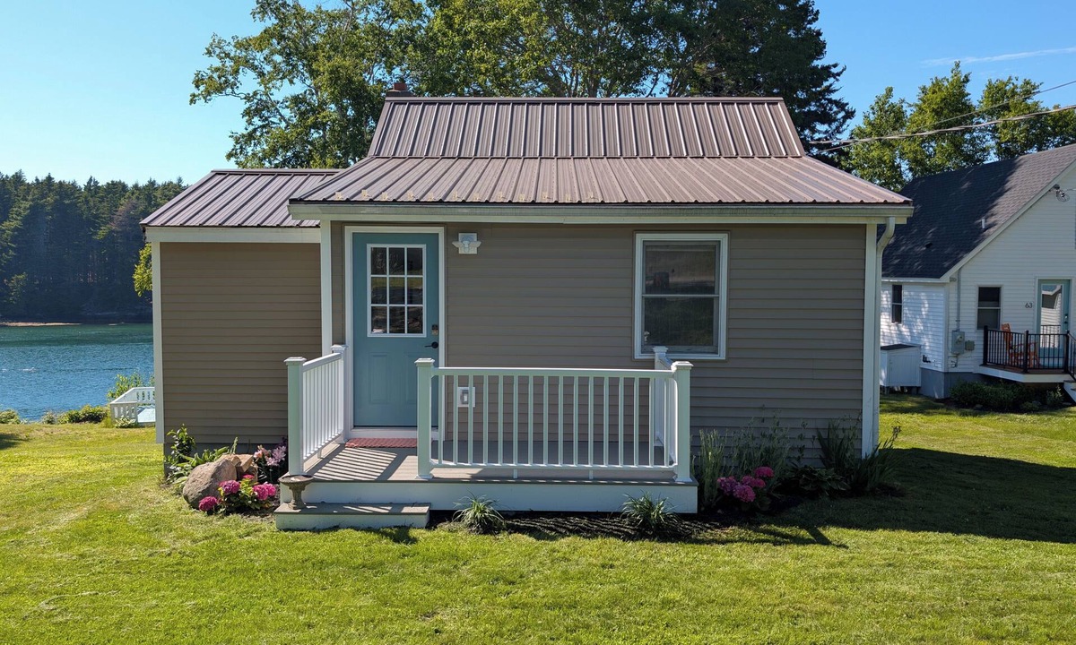 Mid-Coast and Islands House | Cozy Oceanfront Cottage w/Wharf, Kayaks & Views