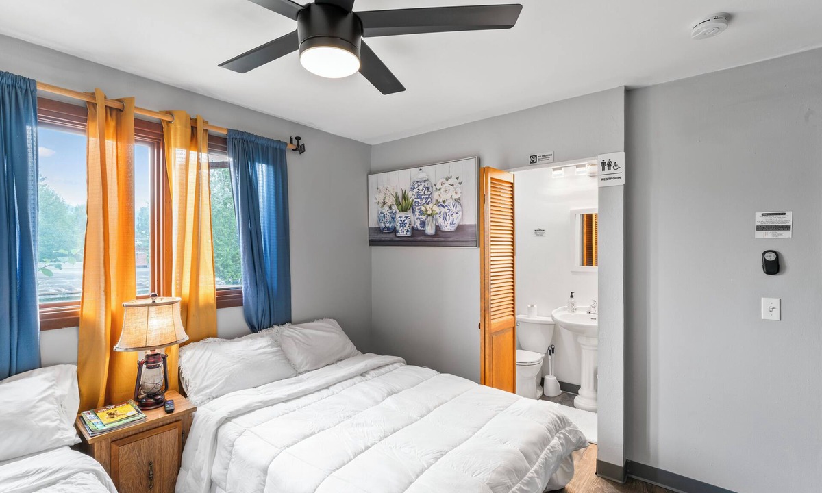 Airport Heights Community Council House | Cozy Private Room with Two Beds And Private Bath