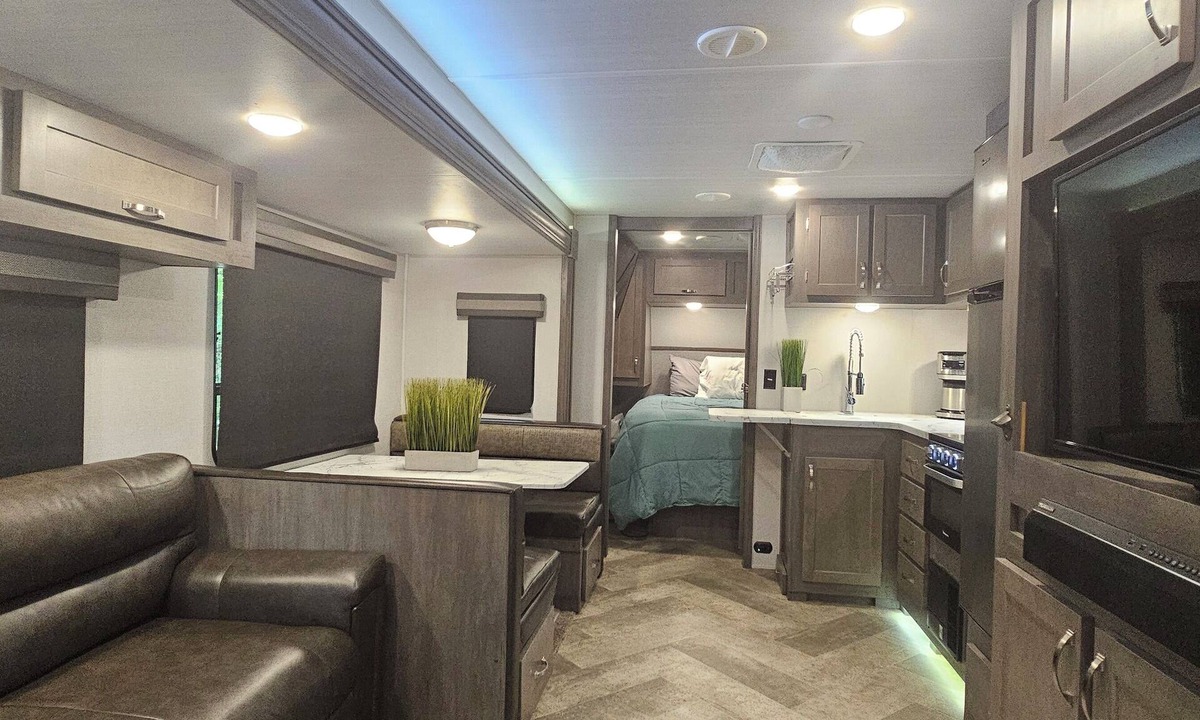 Acworth House | Cozy RV with 1 King bedroom, WiFi & AC in Pleasant Acworth