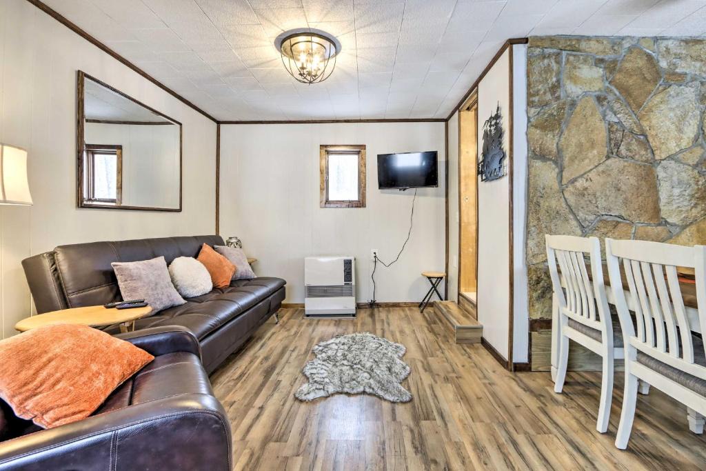 Fishhook House | Creekside Cabin < 2 Mi to Hike, Bike & Ski!