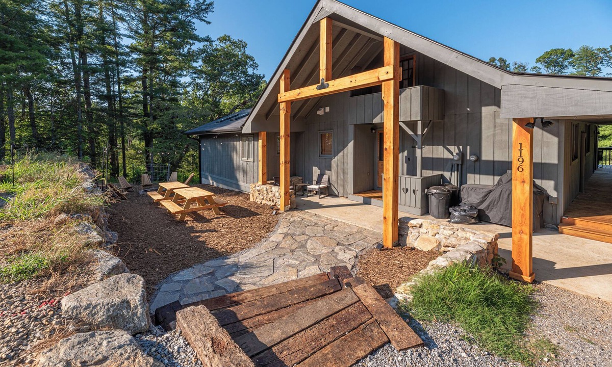 Alexander House | Creekside Chateau - Nature Retreat - Hot Tub