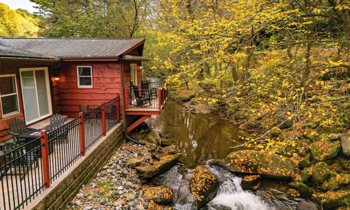 Boone House | Creekside Cottage in Boone 5 mil. to dtwn with Fire Pit!