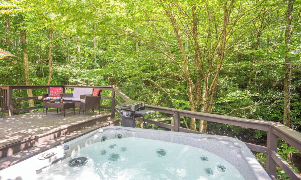 West Jefferson Cabin | Creekside Escape | Hot Tub & Wooded Privacy | Prime West Jefferson Location