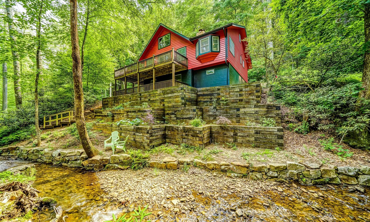 Blairsville Cabin | Creekside mountain cabin with firepit, deck, grill, Ping-Pong, and fireplace